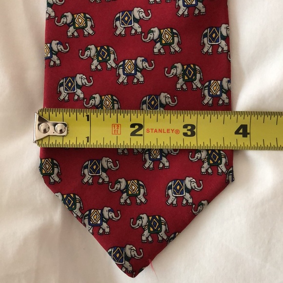 Like new! - BROOKS BROTHERS MAKERS Elephant Print 100% Silk Necktie - Picture 4 of 4